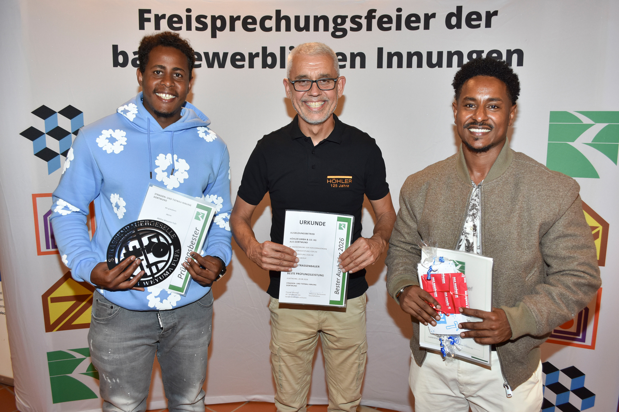 Die beiden Jahrgangsbesten Auszubildenden 2026 der Firma Höhler