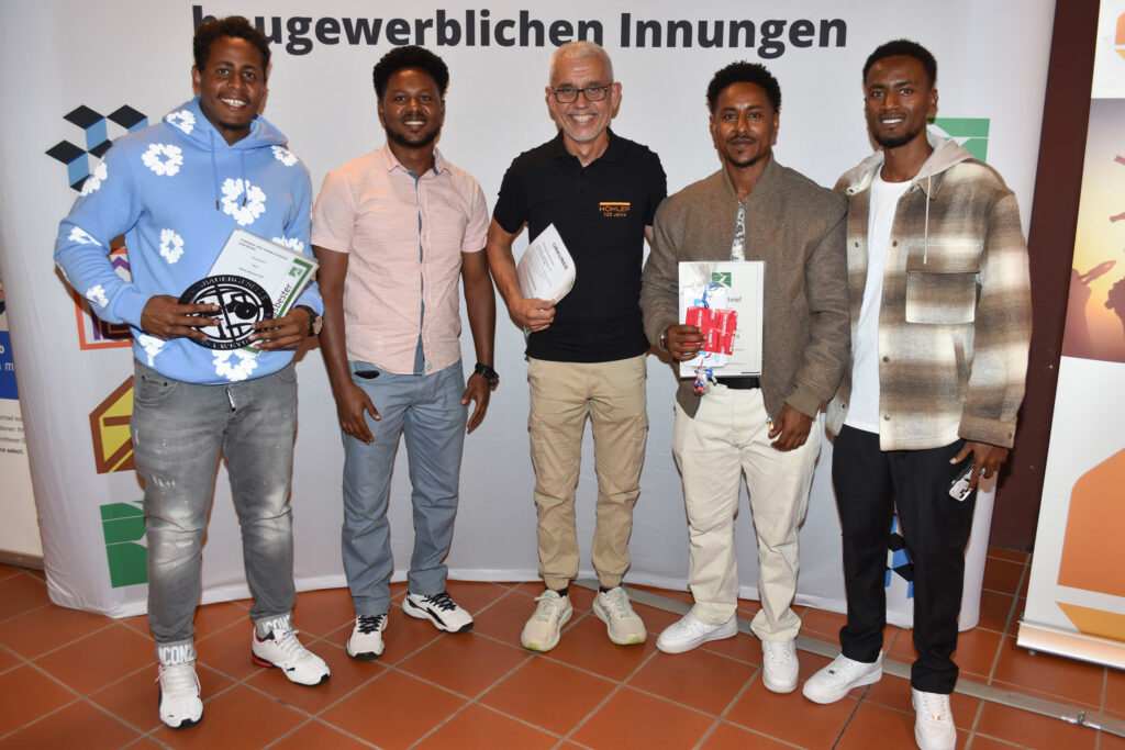 2 neue Auszubildenen aus Äthiopien mit den bereits ausgebildeten Äthiopiern auf einem Bild