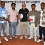 2 neue Auszubildenen aus Äthiopien mit den bereits ausgebildeten Äthiopiern auf einem Bild